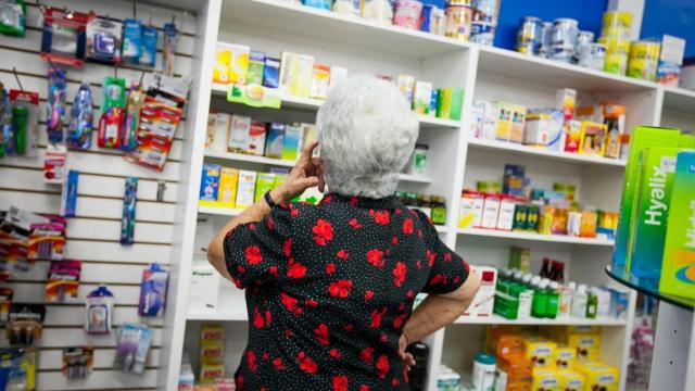 Una mujer en una farmacia, en imagen de archivo.