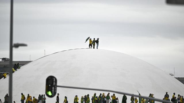 Manifestantes bolsonaristas encaramados a la cúpula del Senado brasileño, el pasado sábado en Brasilia.