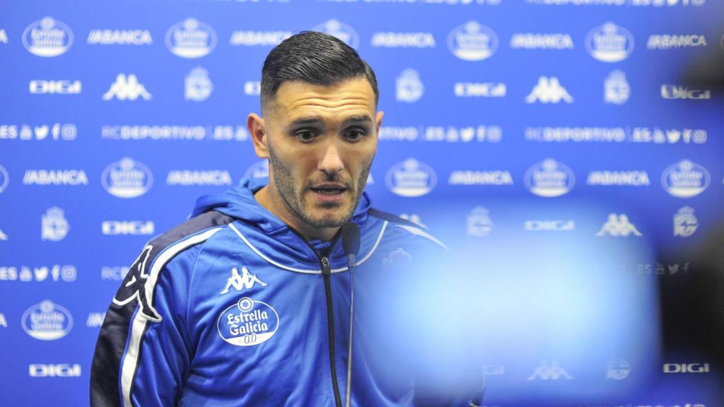 Lucas Pérez, ante los medios tras su primer partido con el Dépor en la temporada 2022/23.