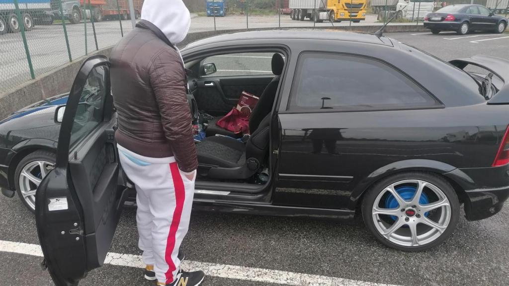 El hombre junto al vehículo en el que pasa las noches