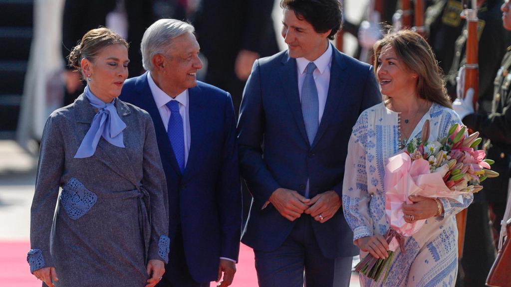 Mexican President Andrés Manuel López Obrador (2-l) and his wife Beatriz Gutiérrez Müller (l) welcome the Prime Minister of Canada, Justin Trudeau (2-d) and his wife Sophie Grégoire (d) in Mexico.