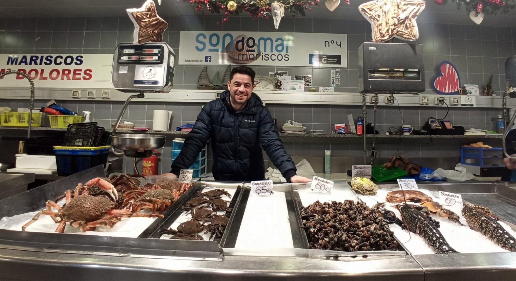 Alfredo Barbeito en su puesto de la plaza de Lugo (Quincemil).