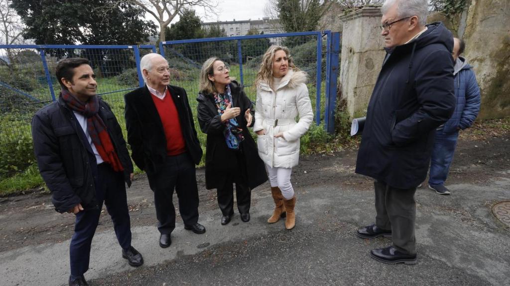 Ethel Vázquez (centro) durante su visita esta mañana a Ferrol