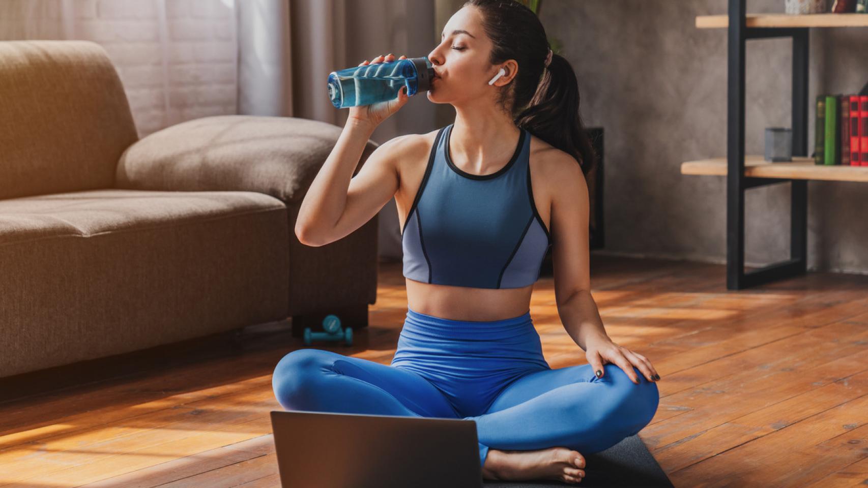 Una mujer, practicando.