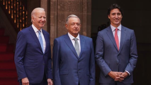 El presidente mexicano Andres Manuel Lopez Obrador (C) recibe al presidente estadounidense Joe Biden (L) y al canadiense Justin Trudeau en la X Cumbre de los Tres Amigos.