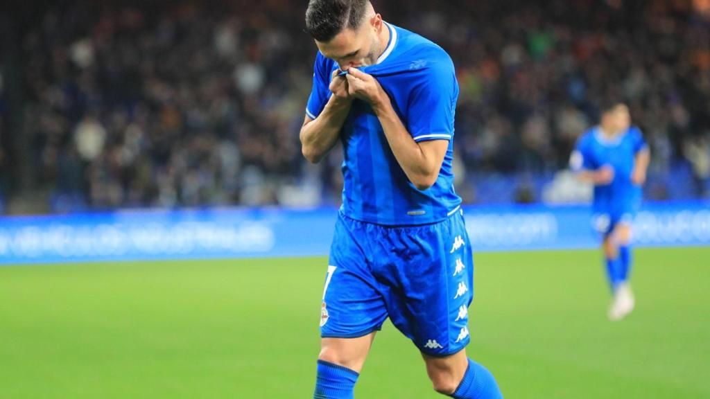 Lucas celebra uno de los goles que anotó ante Unionistas.