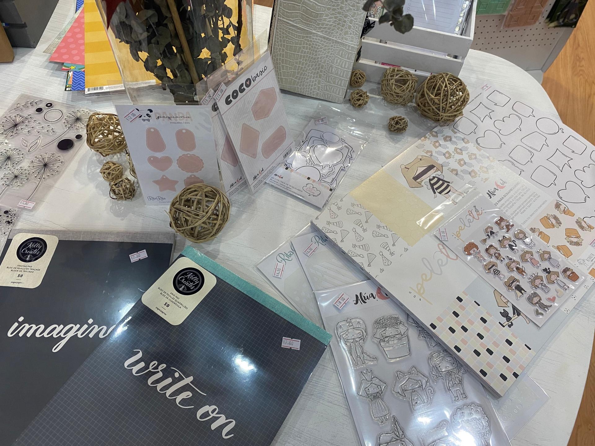 Los clientes pueden encontrar elementos decorativos para sus creaciones. Foto: Quincemil