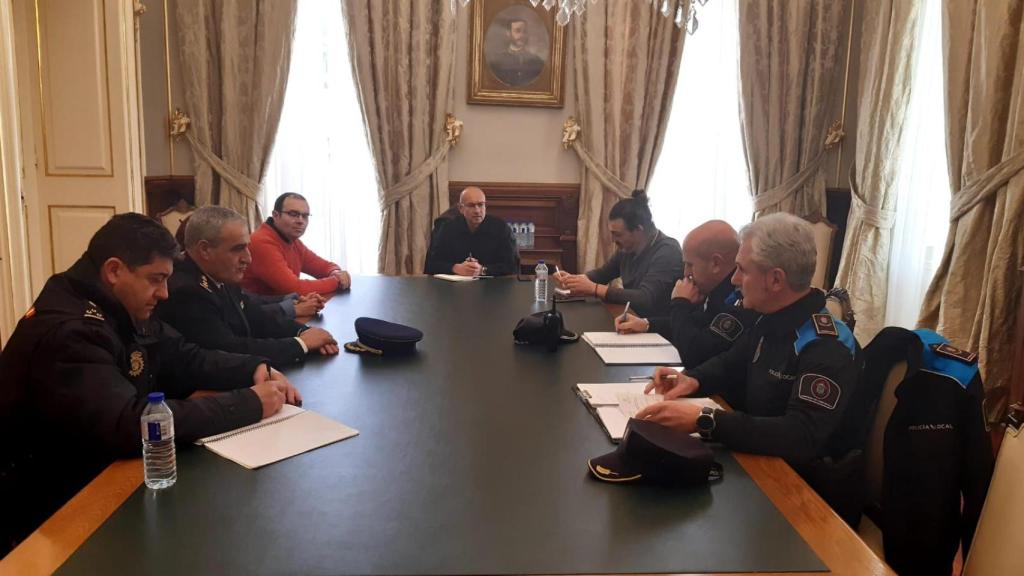 Reunión entre fuerzas de la autoridad, vecinos y el concejal Gonzalo Muiños en el Pazo de Raxoi