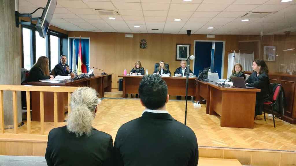 Los dos acusados sentados en el banquillo durante el juicio.