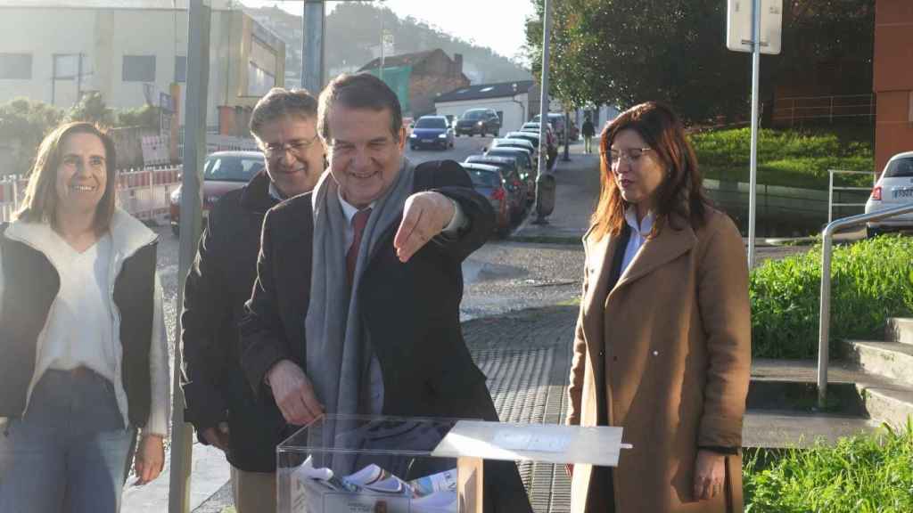 Abel Caballero en la colocación simbólica de la primera piedra de la obra.