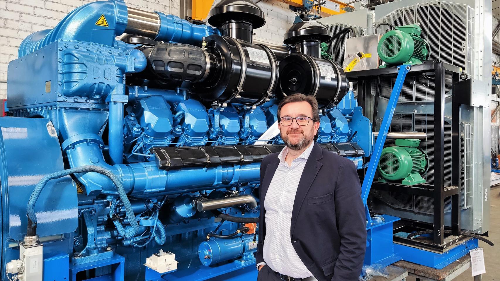 Jaime Castro, director comercial de Electra Molins, junto a uno de sus grupos electrógenos.