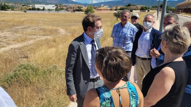 El conseller Miguel Mínguez, centro, en su visita a Castalla el pasado septiembre.