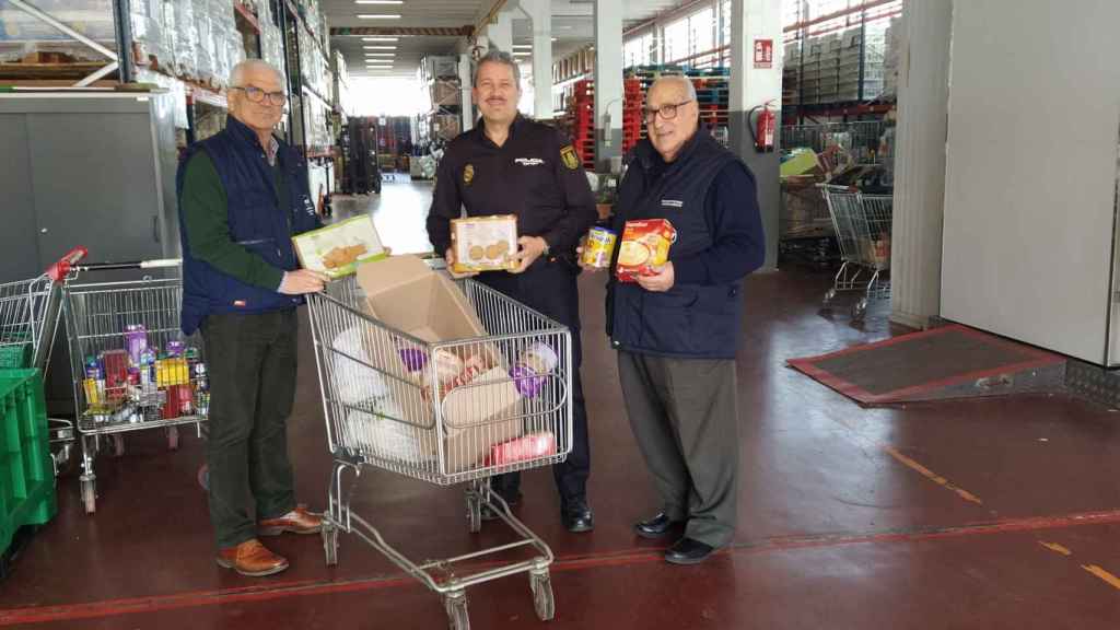 La Policía Nacional colabora con la Fundación Banco de Alimentos de Vigo.