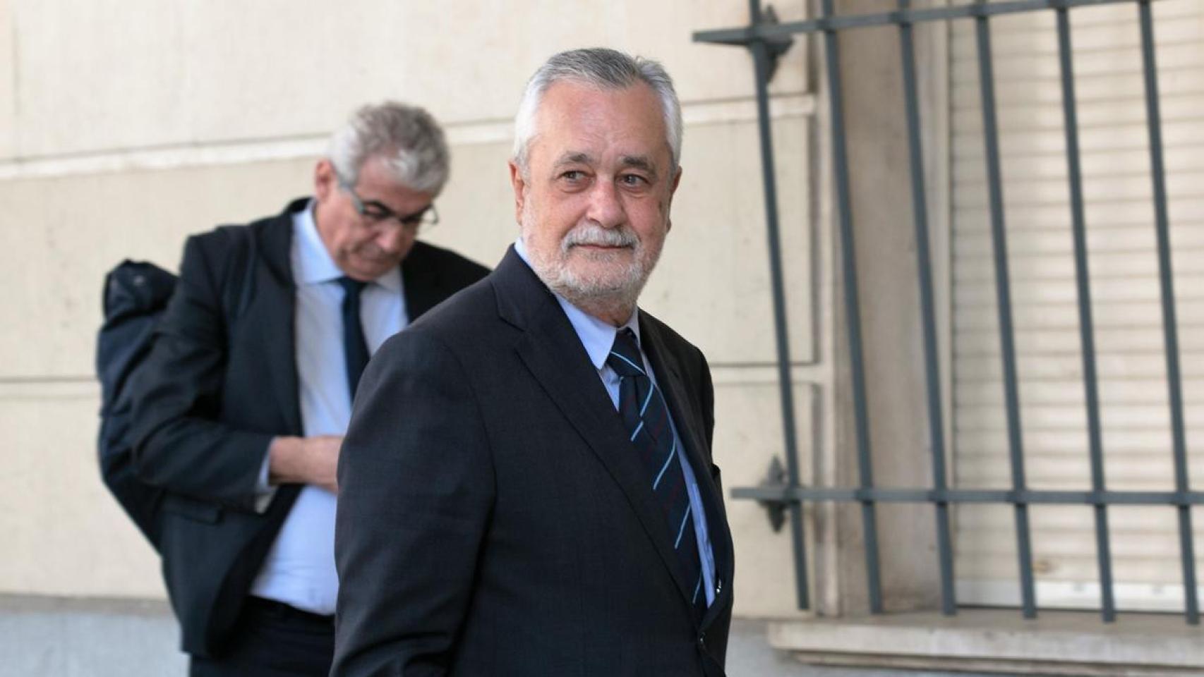 El expresidente de la Junta José Antonio Griñán a la salida de los juzgados de Sevilla.