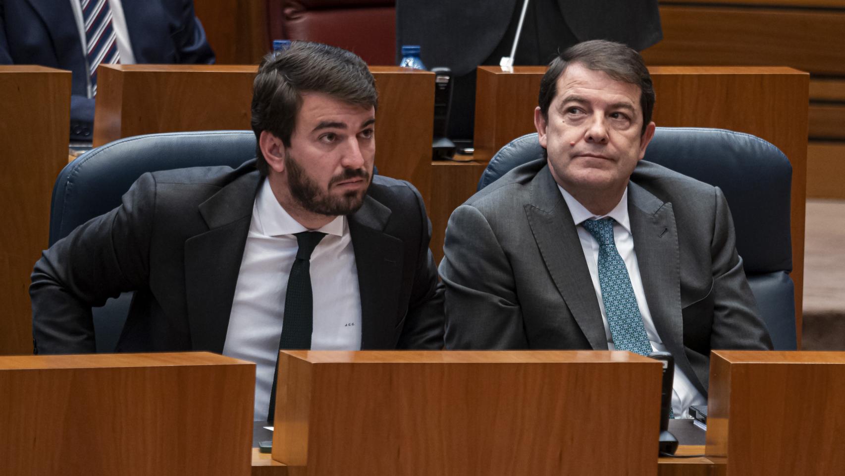 Alfonso Fernández Mañueco, presidente de Castilla y León (dcha.), junto a Juan García-Gallardo (Vox).