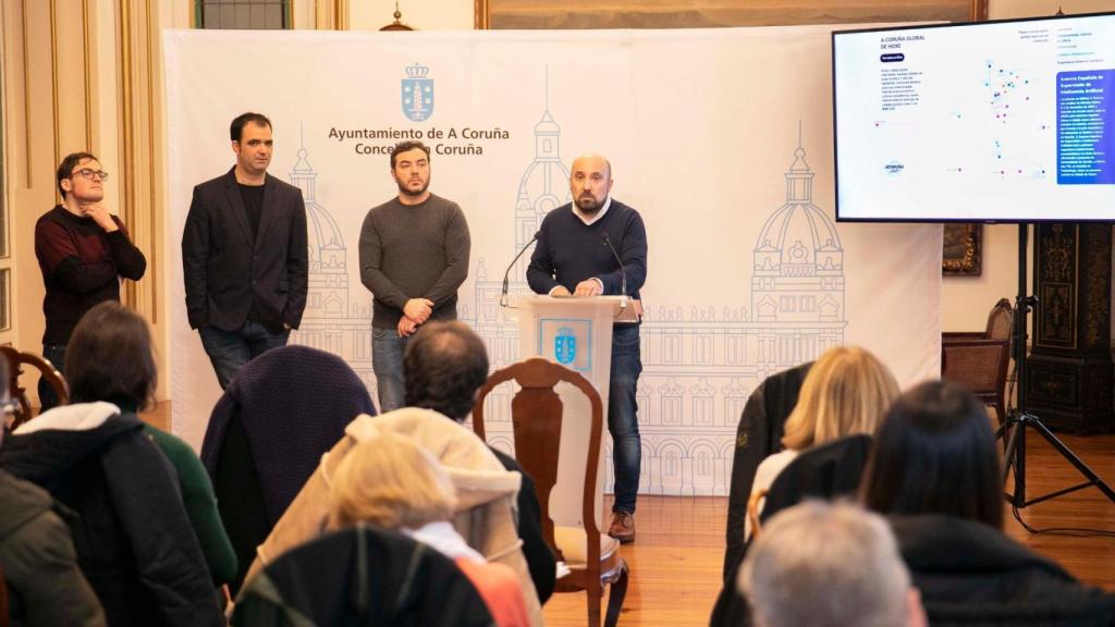 El portavoz del gobierno local de A Coruña, José Manuel Lage, presenta el nuevo mapa interactivo de la ciudad