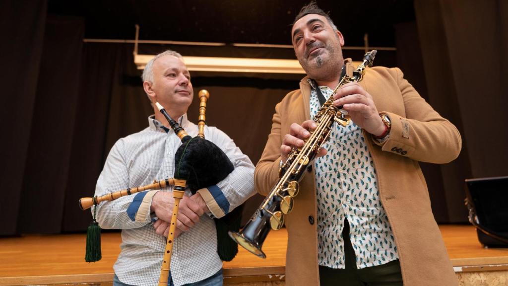 Xoán Leis (derecha) en San Sadurniño durante la presentación de la iniciativa