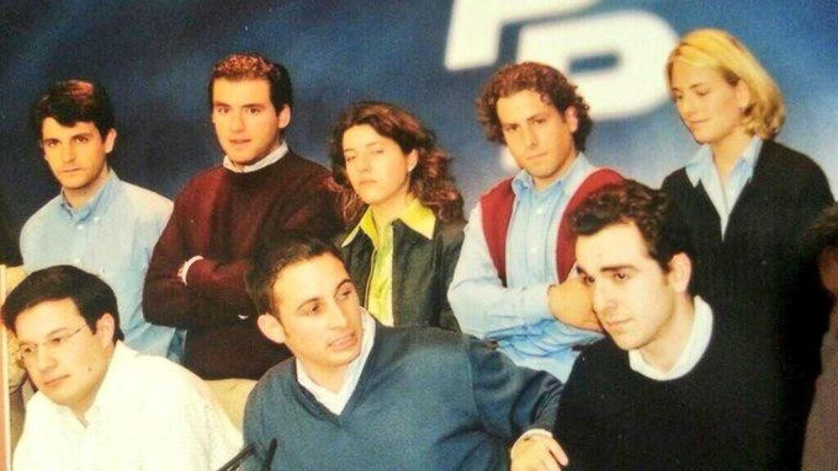 Miembros de las Nuevas Generaciones del PP en el País Vasco, entre ellos Borja Sémper y Santiago Abascal, en 2001.