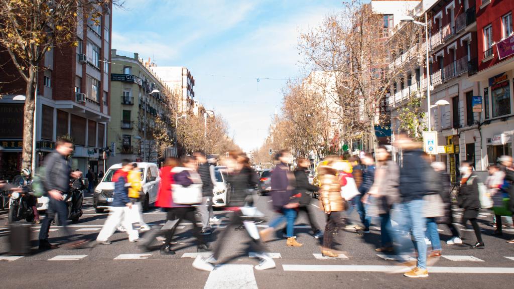 Peatones cruzando Bravo Murillo a la altura de la glorieta de Cuatro Caminos.