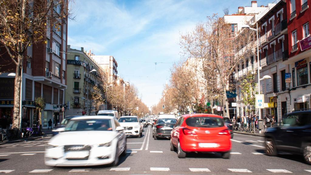 Coches circulando por Bravo Murillo.
