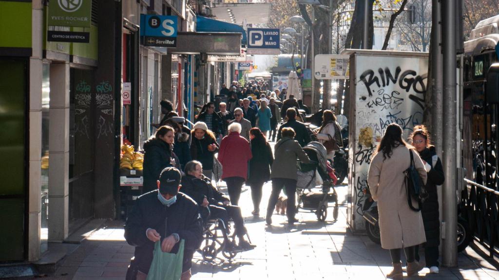 La acera de los pares de Bravo Murillo, frente al Mercado de las Maravillas, el pasado jueves.
