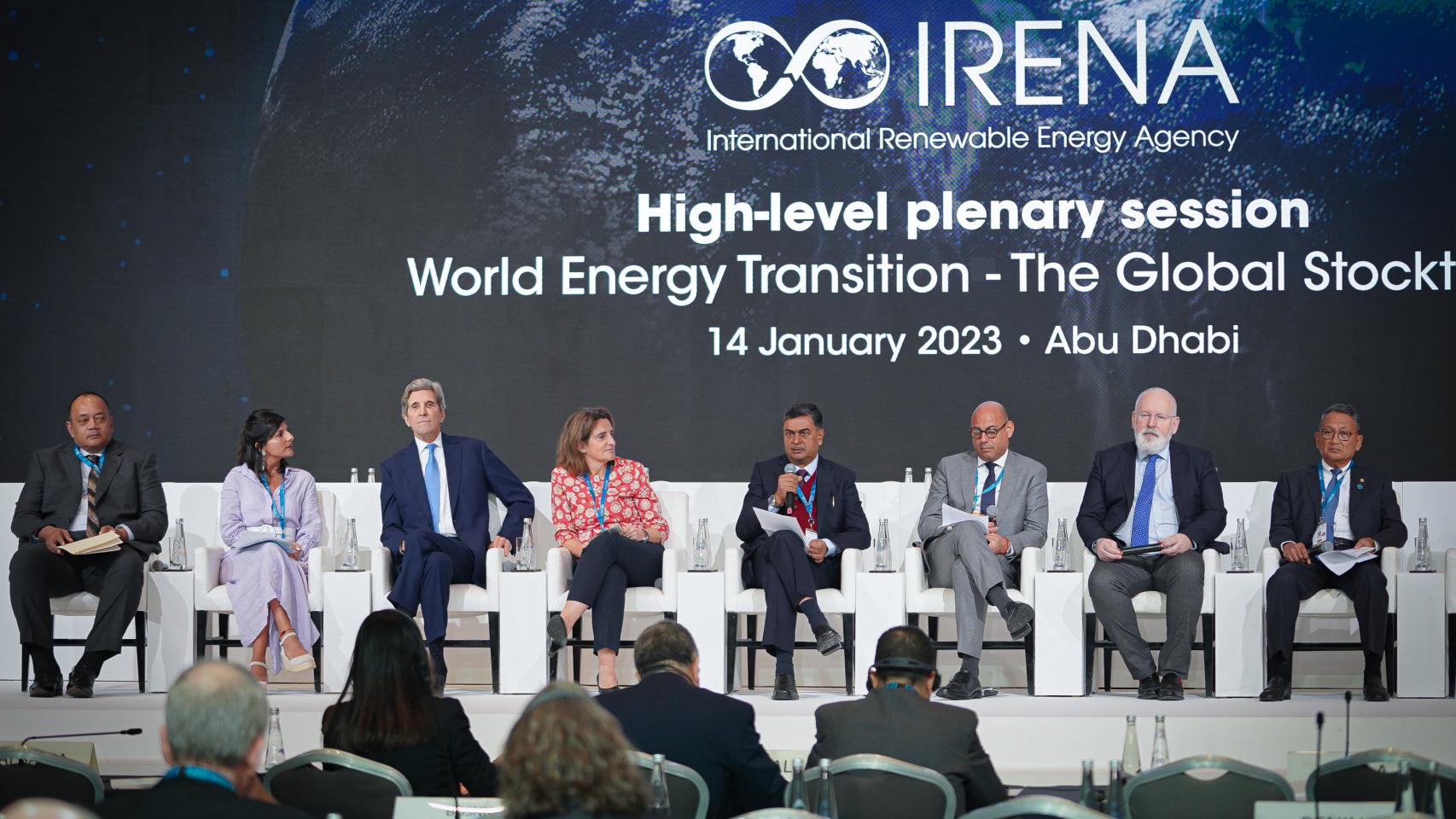 De izda a dcha: Slaosi Olakivahofolau, de Tonga, Irene Vélez, de Colombia, John Kerry, special presidential Envoy for Climate de EEUU, Teresa Ribera, vicepresidenta tercera y ministra para la Transición Ecológica, Raj Kumar Singh, de India, Frans Timmermans, vicepresidente ejecutivo de la UE, y otros representantes en la sesión plenaria de IRENA.