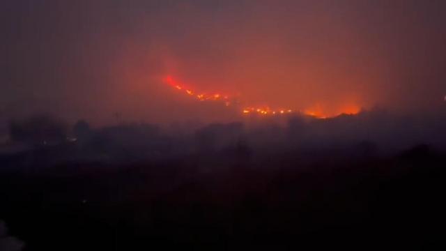 Evacúan dos urbanizaciones de Aigües por un incendio que ha quemado 90 hectáreas.