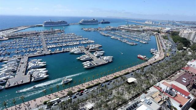 Dos cruceros atracados en el Puerto de Alicante, en imagen de archivo.