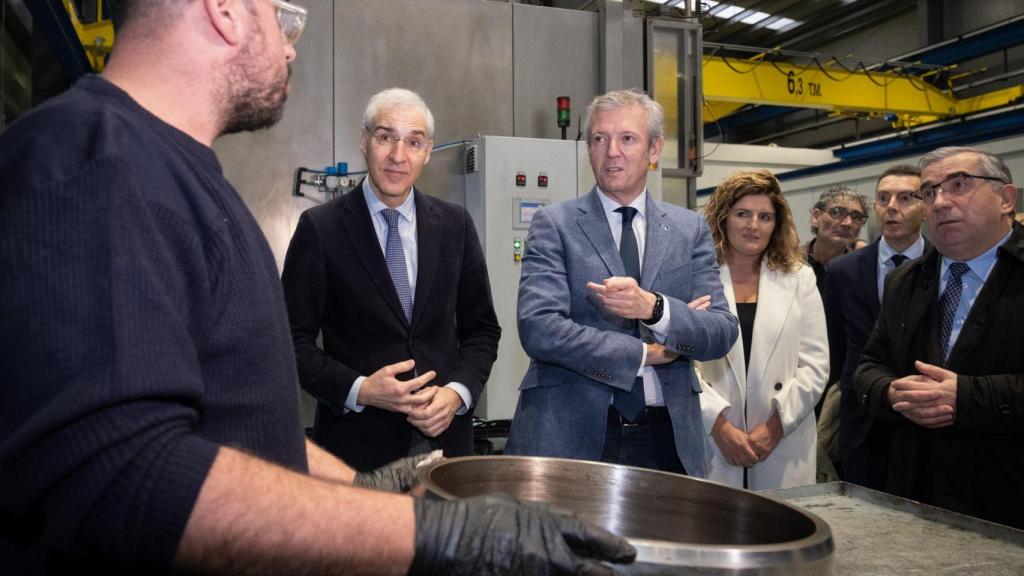 Conde, Rueda, Ferreiro y Franco con un empleado durante la visita