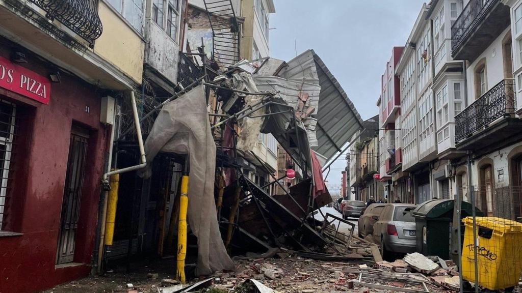 Estado en el que quedó el inmueble y la calle tras el desplome