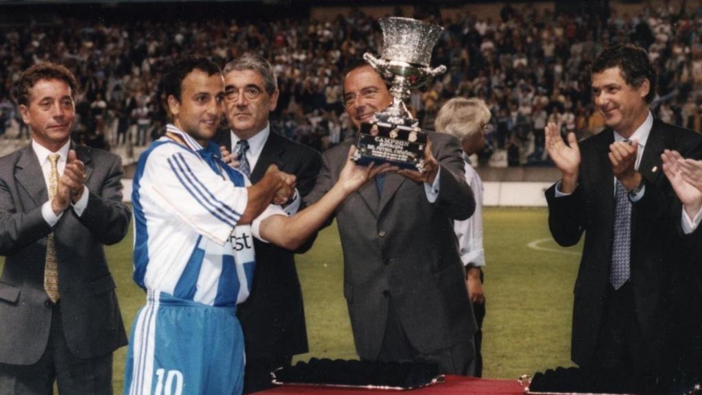 Fran recoge la segunda Supercopa del Dépor.