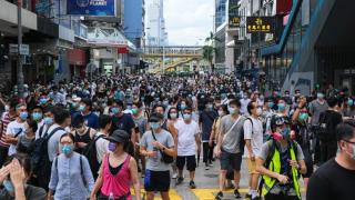 Cientos de personas caminan por las calles de Pekín, en China.