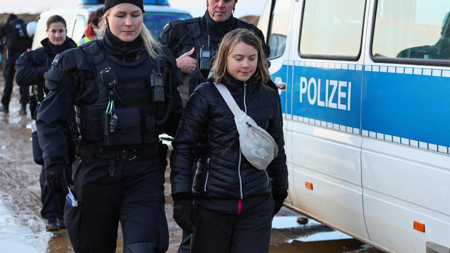 La activista Greta Thunberg es desalojada por protestar en la mina Garzweiler 2, en Lützerath, Alemania, el pasado martes.