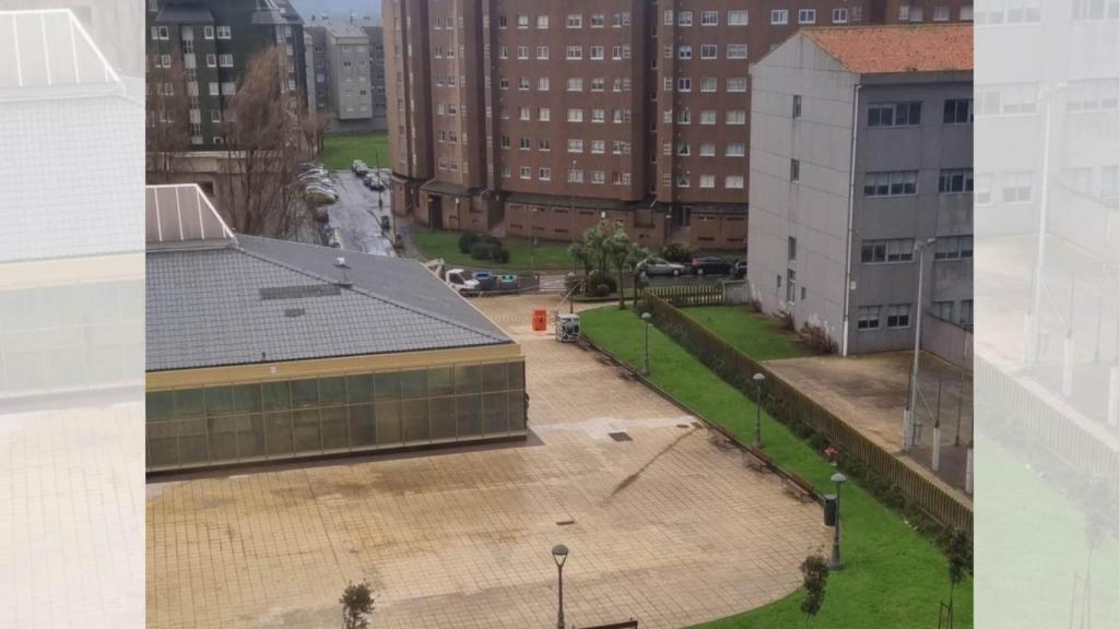Acceso peatonal al mercado e instituto del barrio de A Dormideras cortado a causa del temporal.