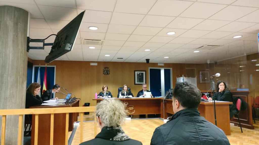 Los dos acusados de tratar de perjudicar a un opositor a bombero en Vigo en el juicio de este martes.