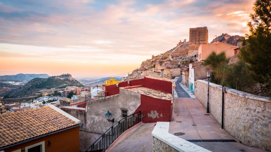 Vista panorámica  del castillo de Jijona con el municipio de fondo.