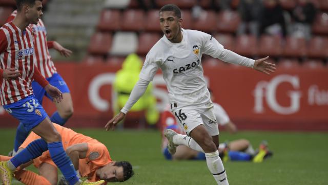 Samu Lino celebra el cuarto gol en el Sporting - Valencia de octavos de la Copa del Rey.