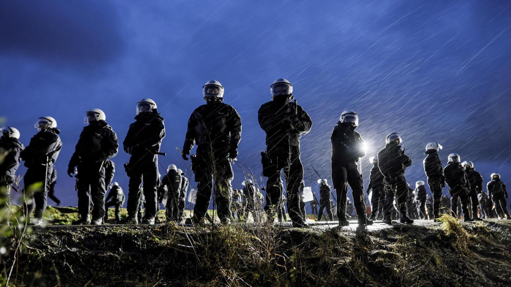 La policía vigila la mina a cielo abierto cerca del pueblo de Luetzerath, Alemania.