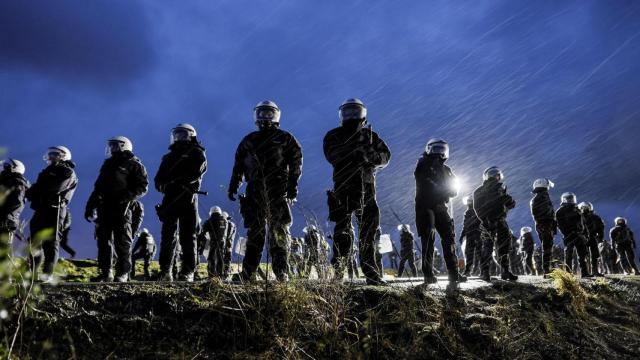 La policía vigila la mina a cielo abierto cerca del pueblo de Luetzerath, Alemania.
