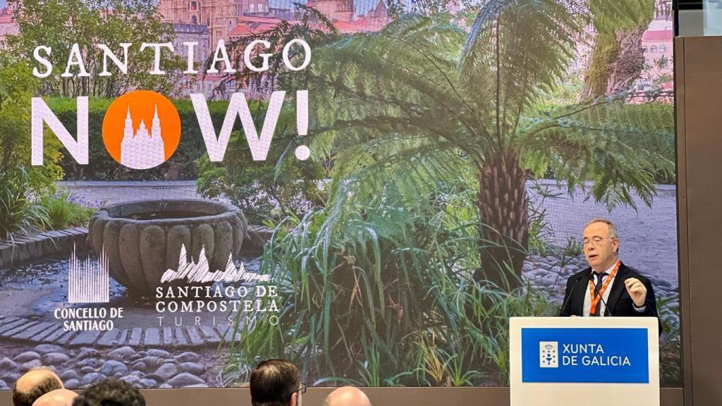 El alcalde presentando en Fitur la plataforma Santiago Now