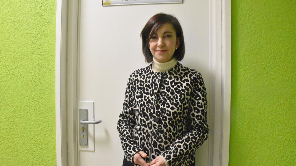 Alicia Armentia junto a su despacho