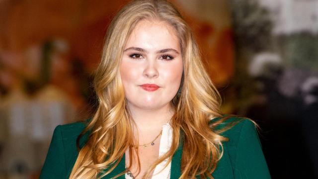 Amalia de Holanda en un posado con la Familia Real.