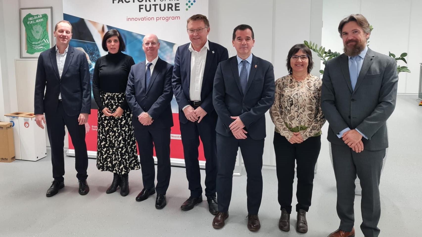 El consejero Irujo y su homólogo en la región de Noord Brabant, el vicegobernador y consejero de Economía, Conocimiento y Desarrollo del Talento, Martijn van Gruijthuijsen, en compañía del resto de la delegación navarra, durante la visita.