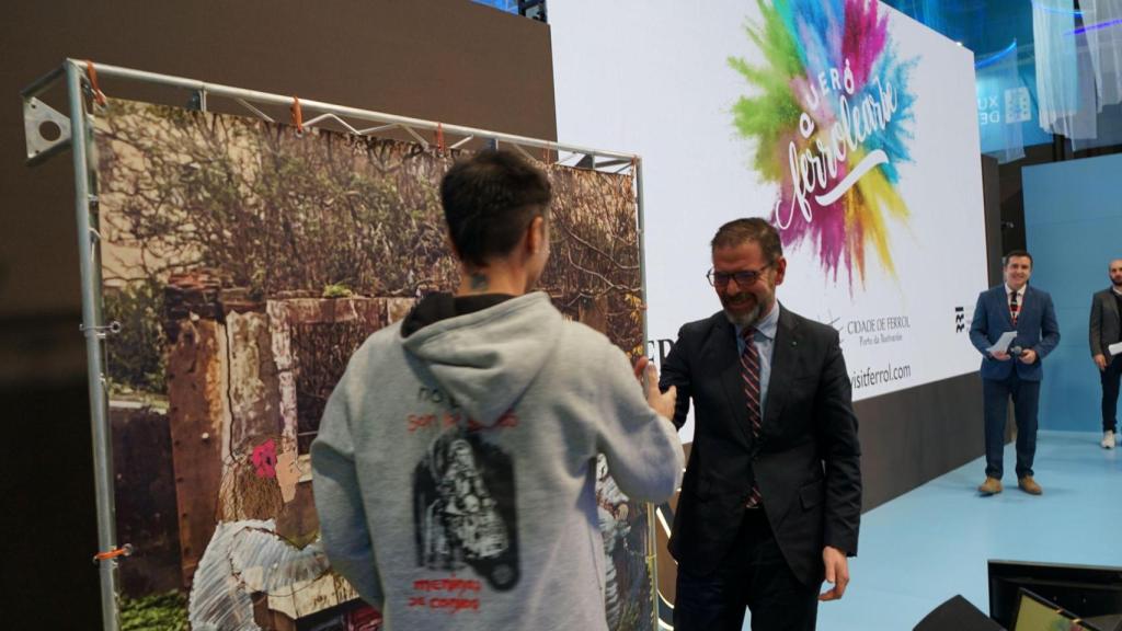 Mato saluda al artista Sfhir tras realizar la menina