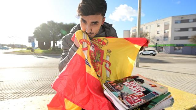 Musta, con el temario de la Guardia Civil mientras besa una bandera de España.