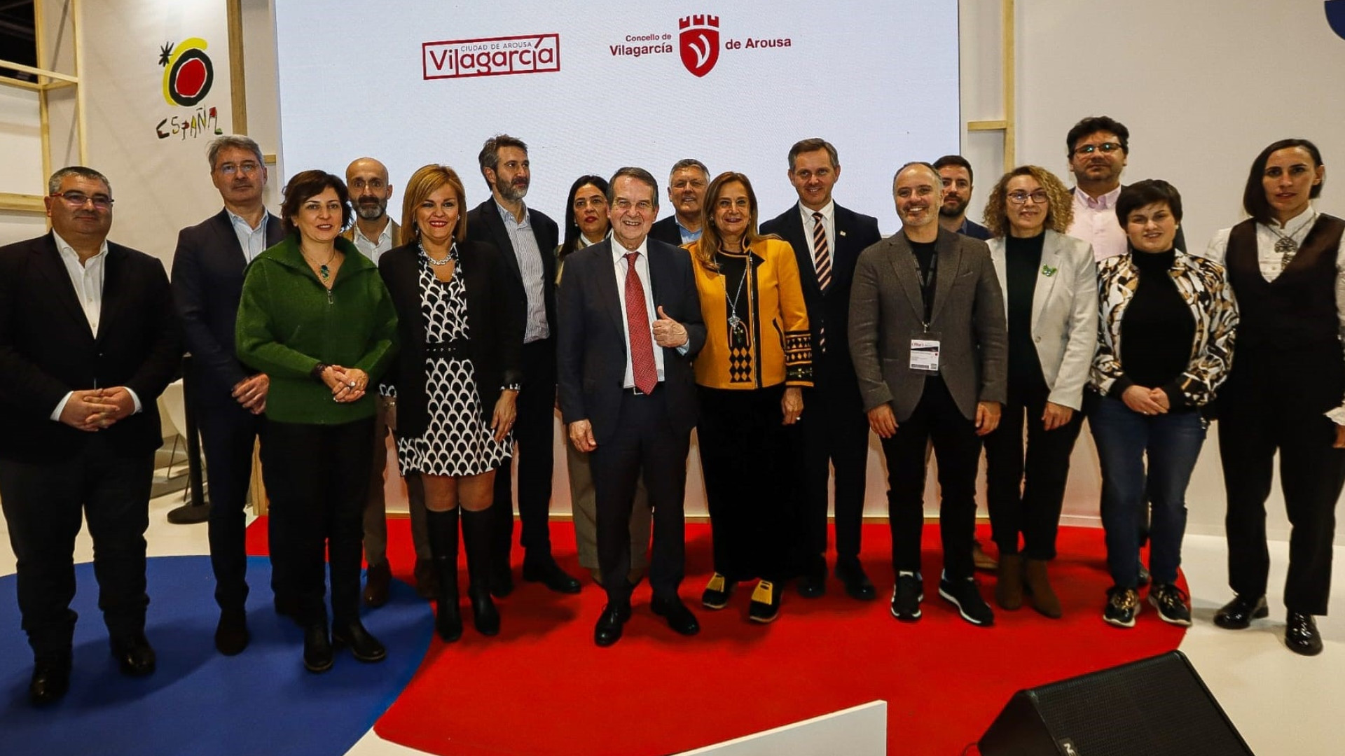 Foto de familia de los alcaldes provinciales, la presidenta de la Diputación y el delegado del Gobierno en Galicia. Foto: Diputación de Pontevedra