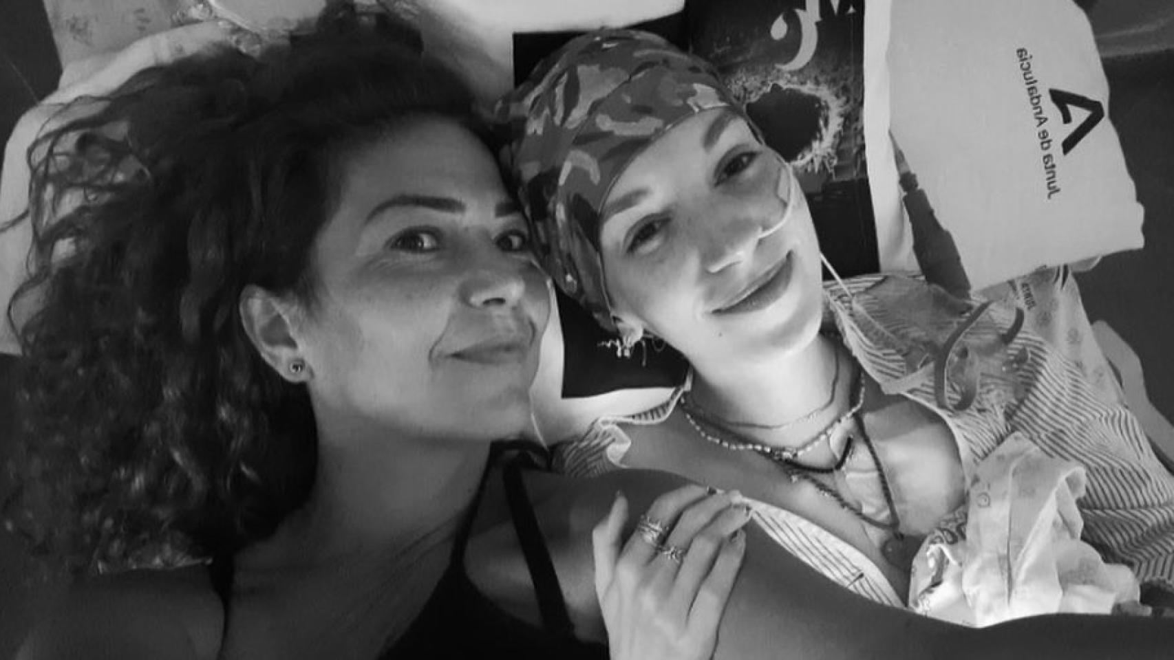 Imágenes del día: el emotivo y mágico homenaje a Elena Huelva que ha emocionado a su madre, Emi Palomo