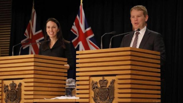 Jacinda Ardern, ex primera ministra de Nueva Zelanda, y su sustituto, Chris Hipkins.