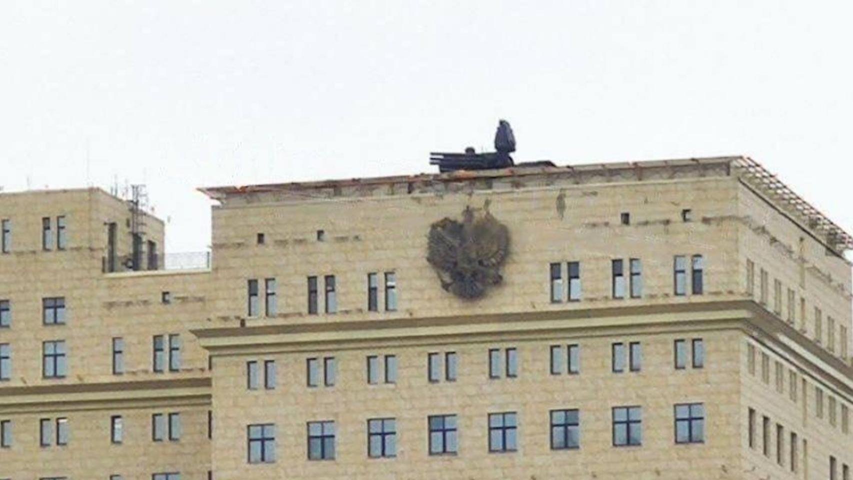 Imágenes de supuestos sistemas de defensa antiaéreos en el Ministerio de Defensa ruso en Moscú.