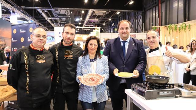 Hermanamiento de la tortilla de Betanzos y del jamón de Guijuelo en Fitur.